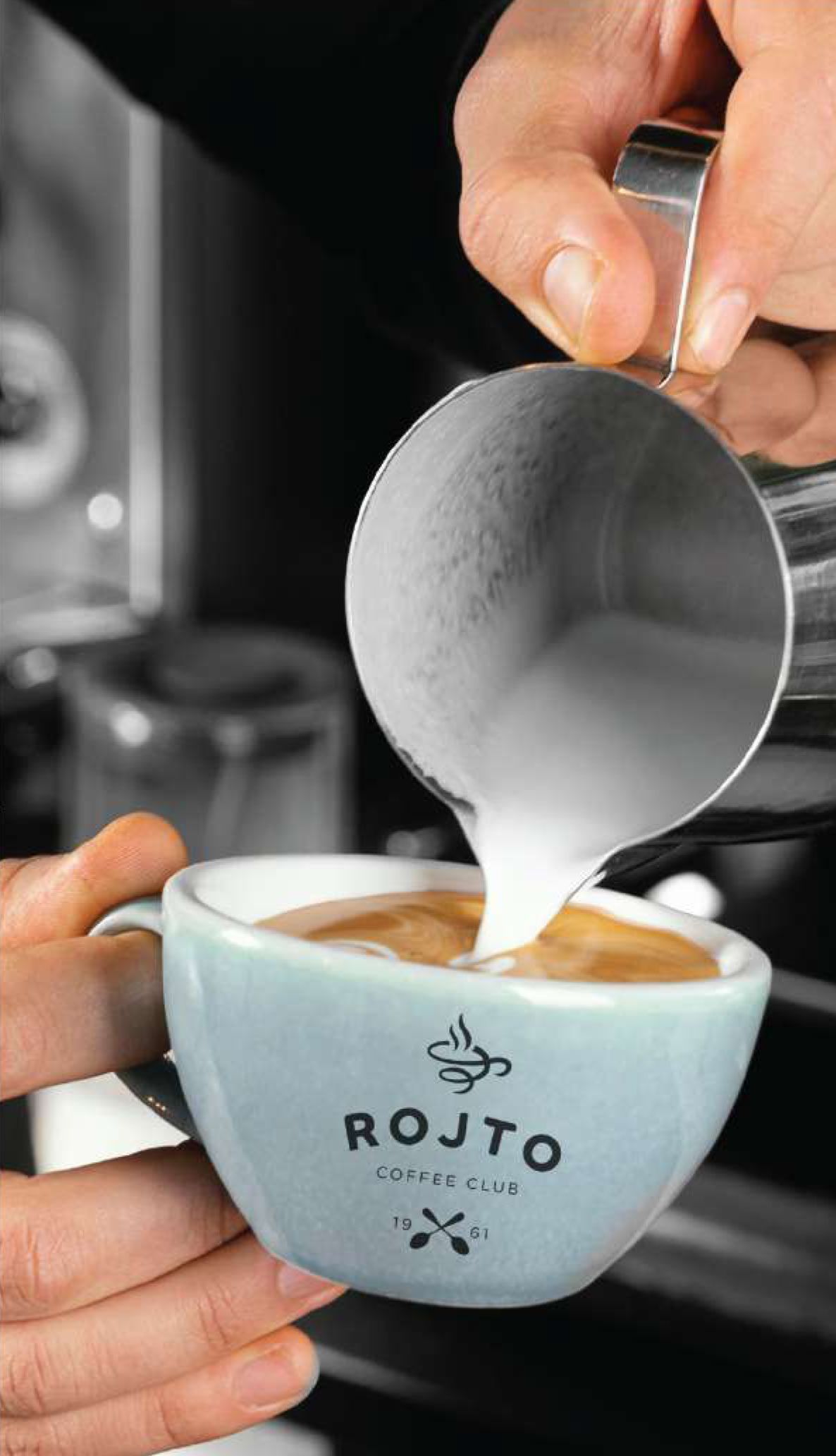 barista versa il latte nel caffè per un cappuccino