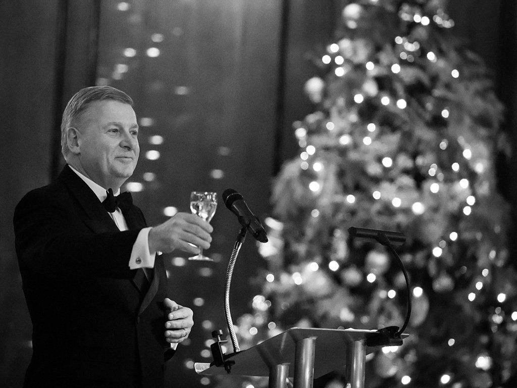 event photographer reading after dinner toast