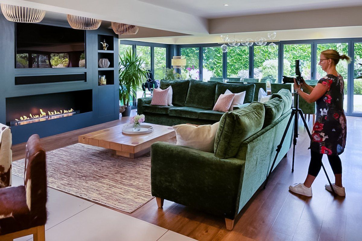 professional photographer reading interior photography