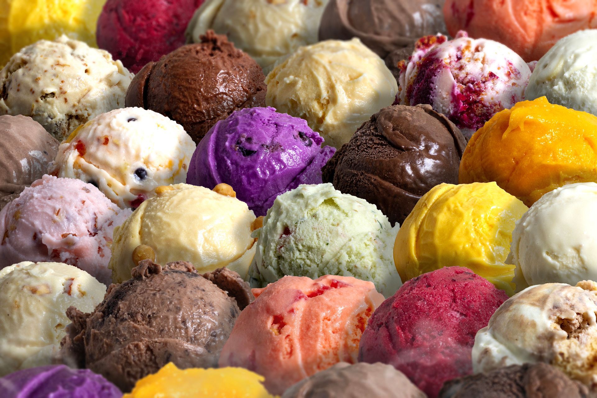 Un mucchio di gusti diversi di gelato su un tavolo