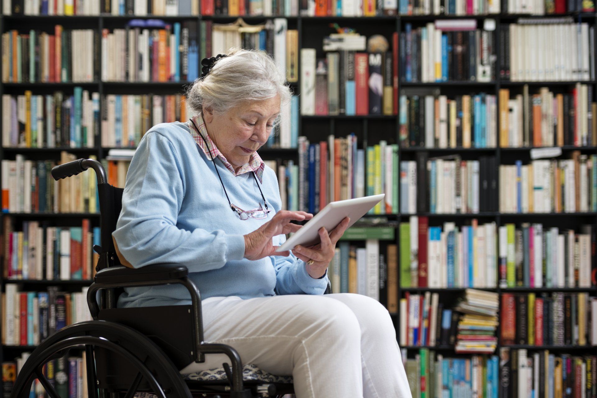 senior at library