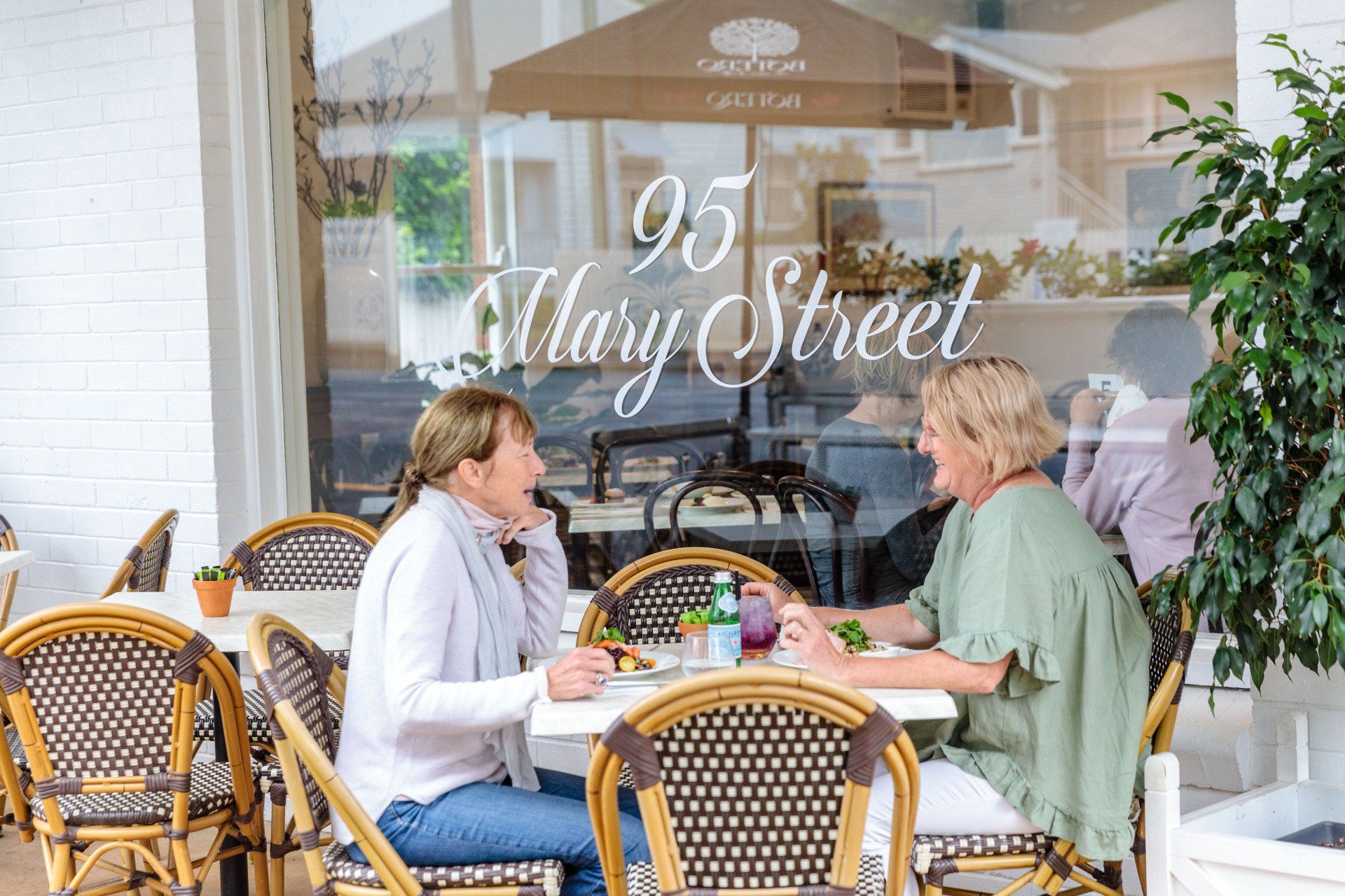 95 mary street exterior cafe