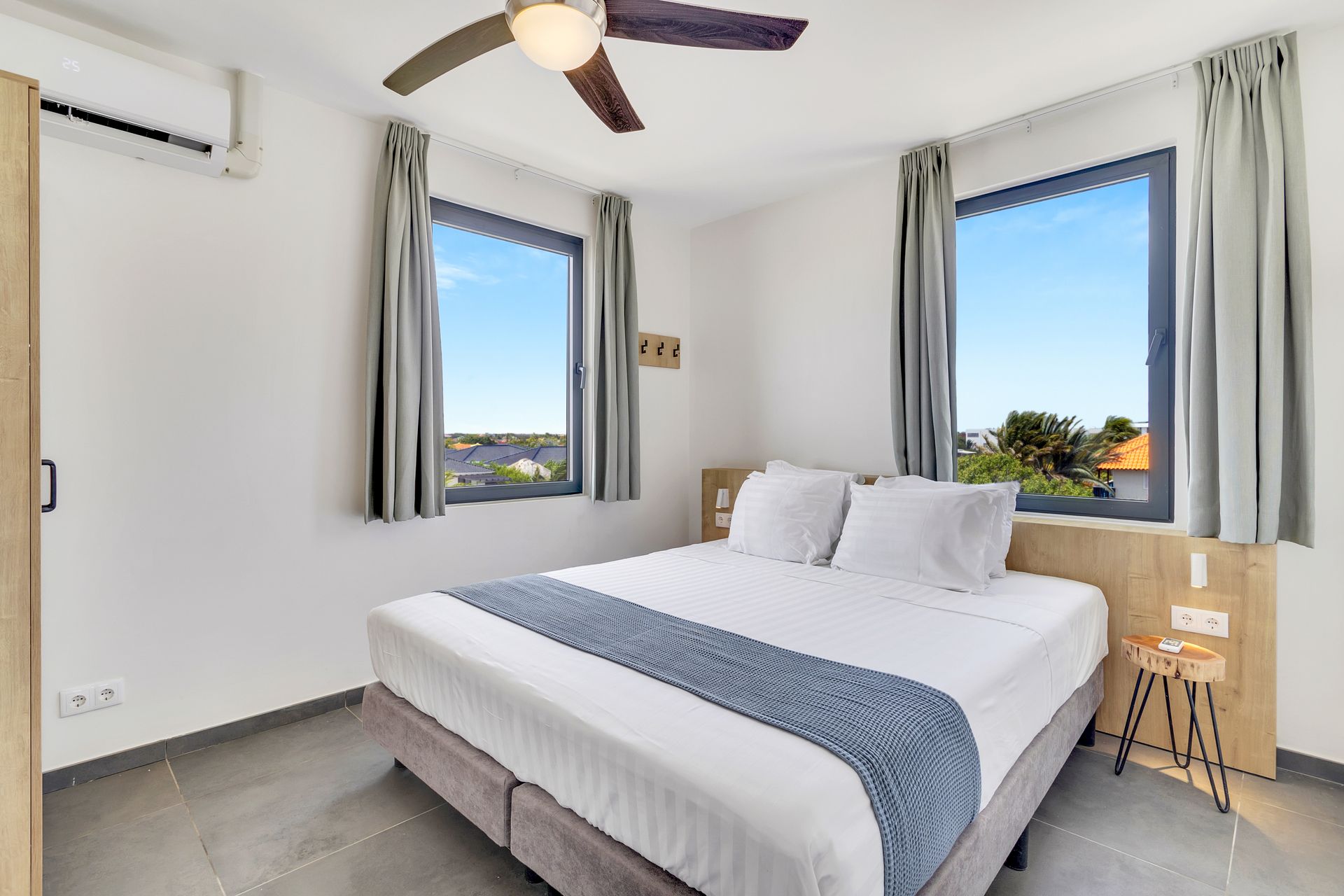 Bay-facing condo w/majestic view & shared lagoon-style pool/hot tub ...