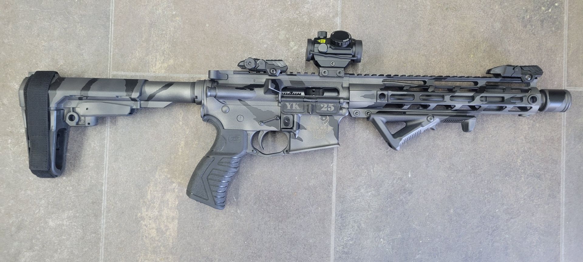 A photo of black gun
