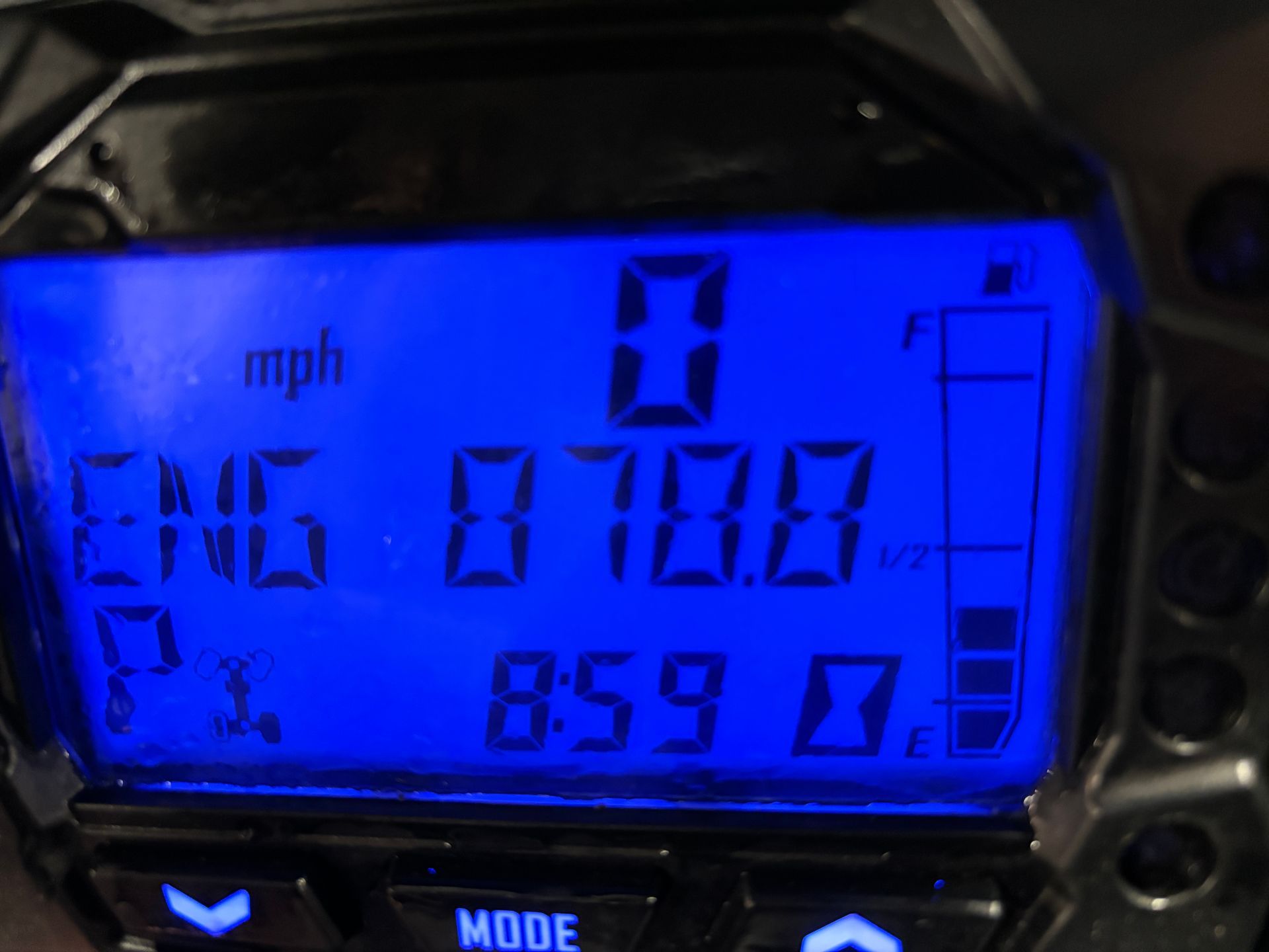 Blue digital display shows speed, engine hours (870.0), time (8:59), and fuel level.