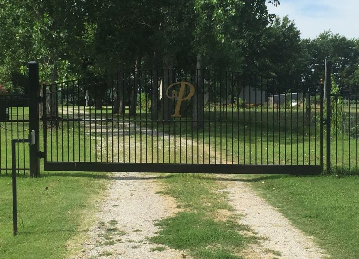 A black gate with the letter p on it