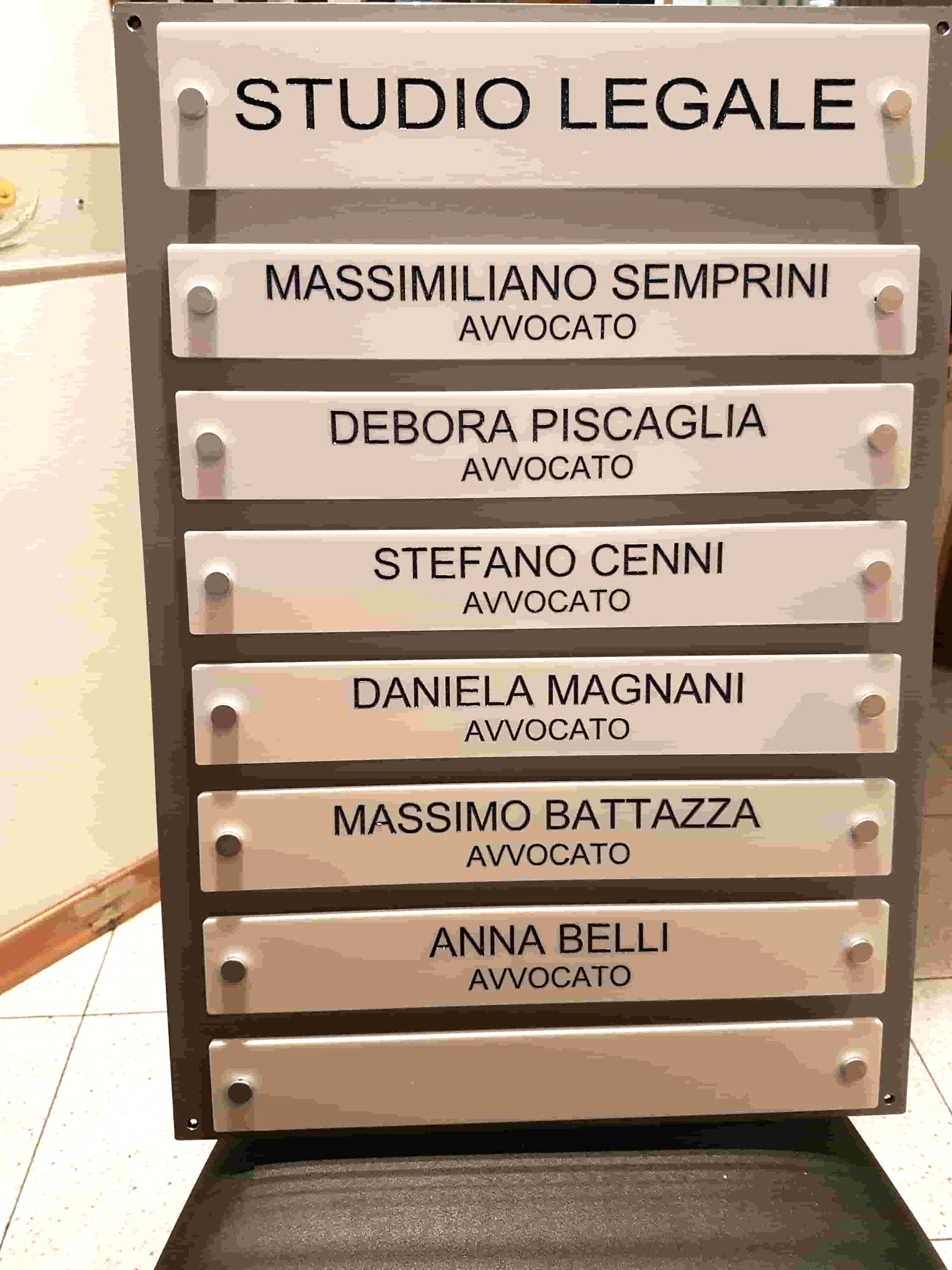 Pannello in plexi grigio con targhette bianche personalizzate con nomi componenti studio avvocati - Incisoria Plasko rimini