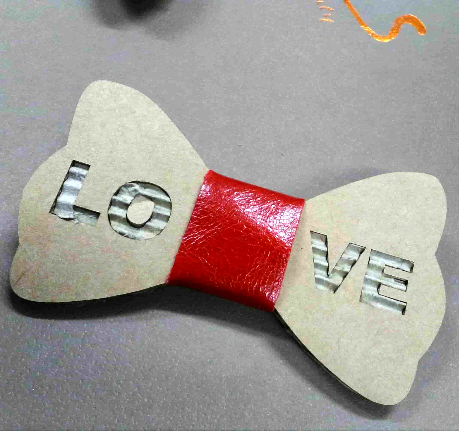 Papillon in cartone e pelle con scritta personalizzata - Incisoria Plasko rimini