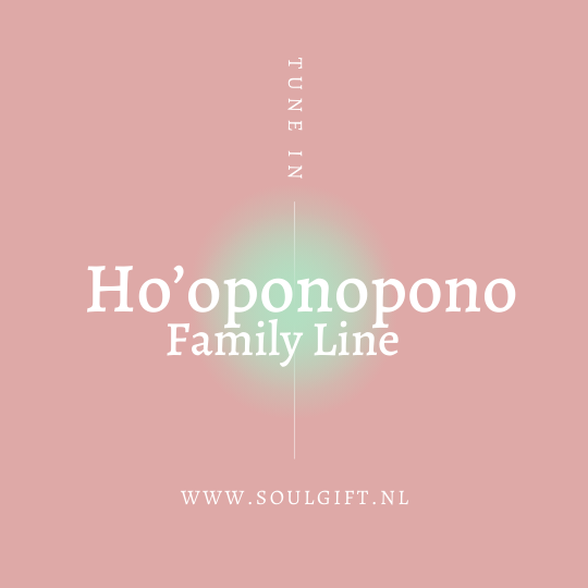 Roze achtergrond met de tekst "Ho'oponopono Family Line" en "TUNE IN". Website URL: soulgift.nl.