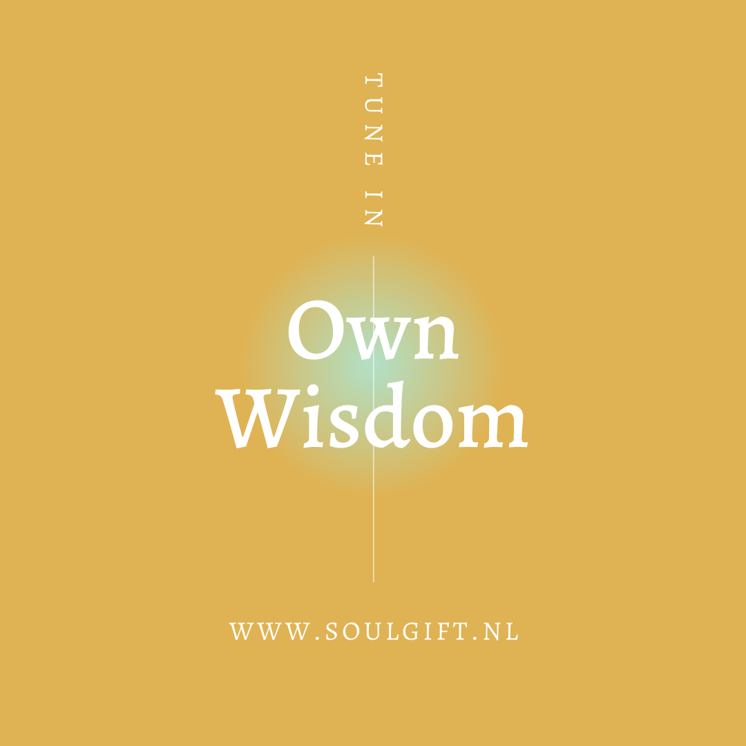 Tekst op een mosterdgele achtergrond: "Stem af. Verwerf je eigen wijsheid." Een stralend licht. Websiteadres: soulgift.nl.