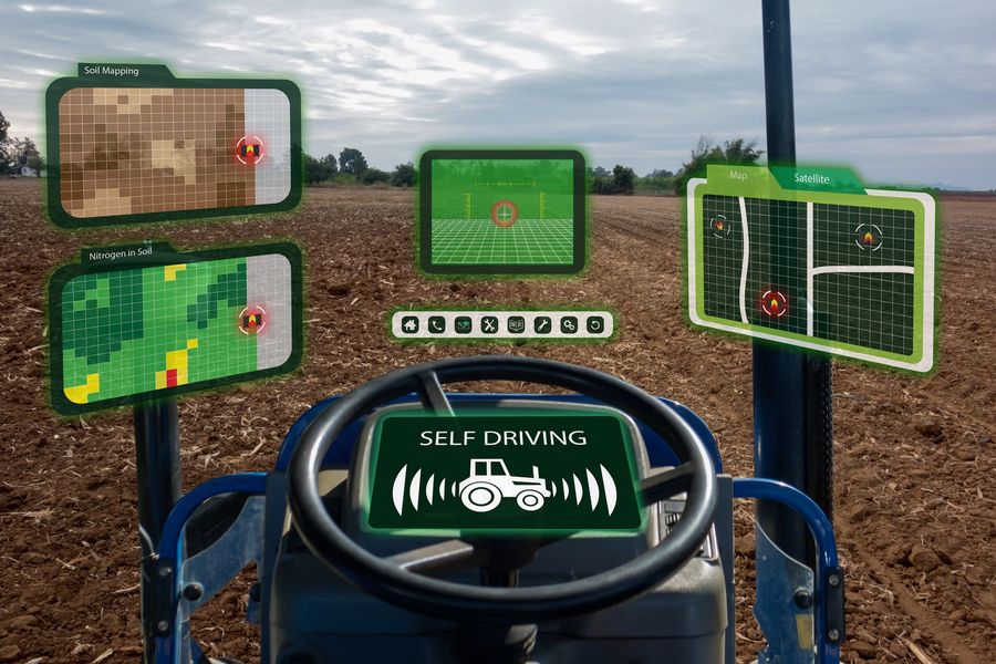 Visualización del tractor autónomo sobre el mapa del campo agrícola con paneles de interfaz verdes y vista del volante.