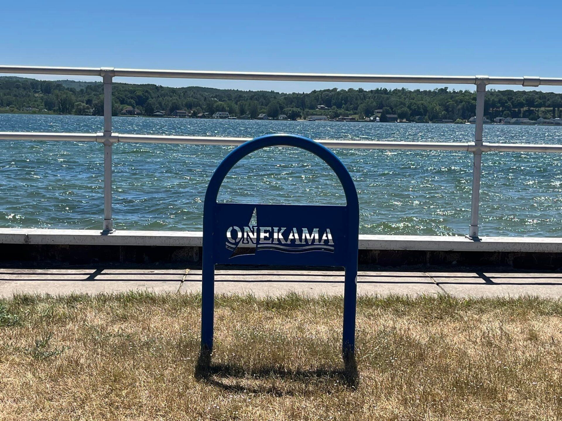 A blue sign with the word onekama on it