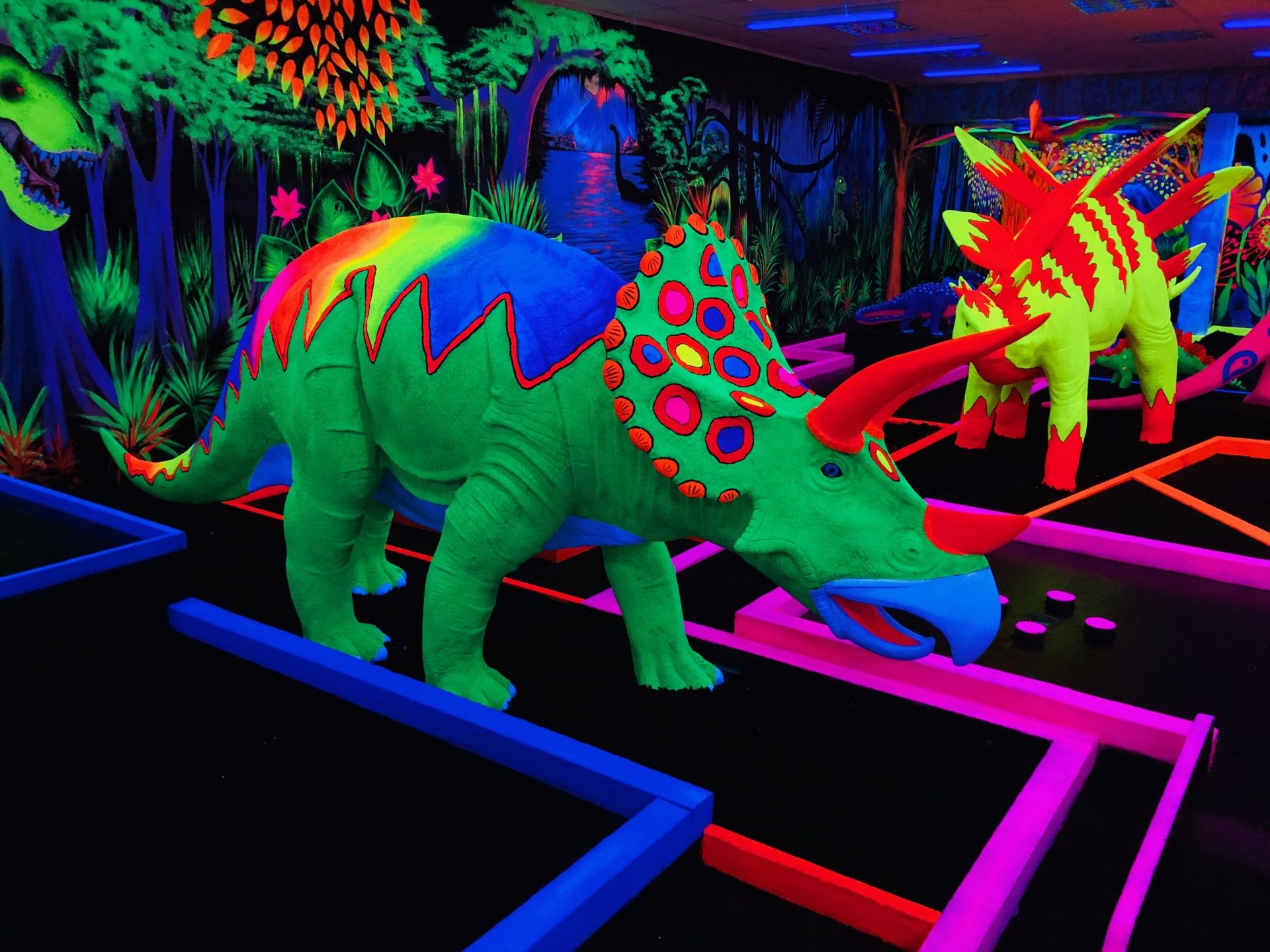 Globalls - UV mini golf & cocktail bar