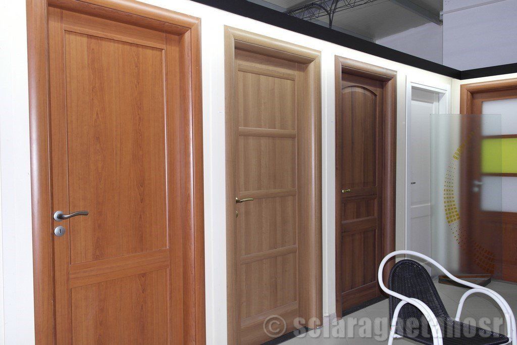 esposizione di porte in laminato