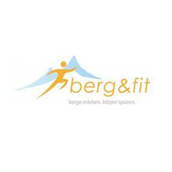 Das Logo von Berg & Fit zeigt eine Person, die auf einem Berggipfel steht.