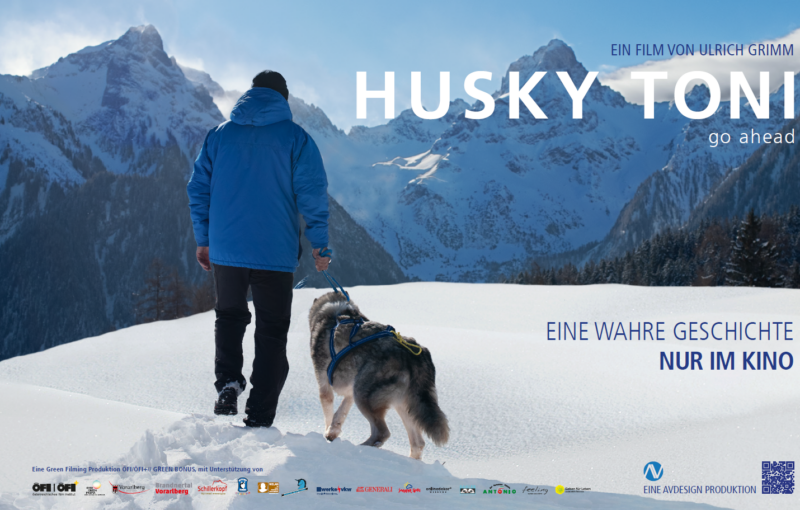 Ein Poster für Husky Toni zeigt einen Mann und einen Hund im Schnee
