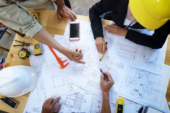 architetti al lavoro su un progetto