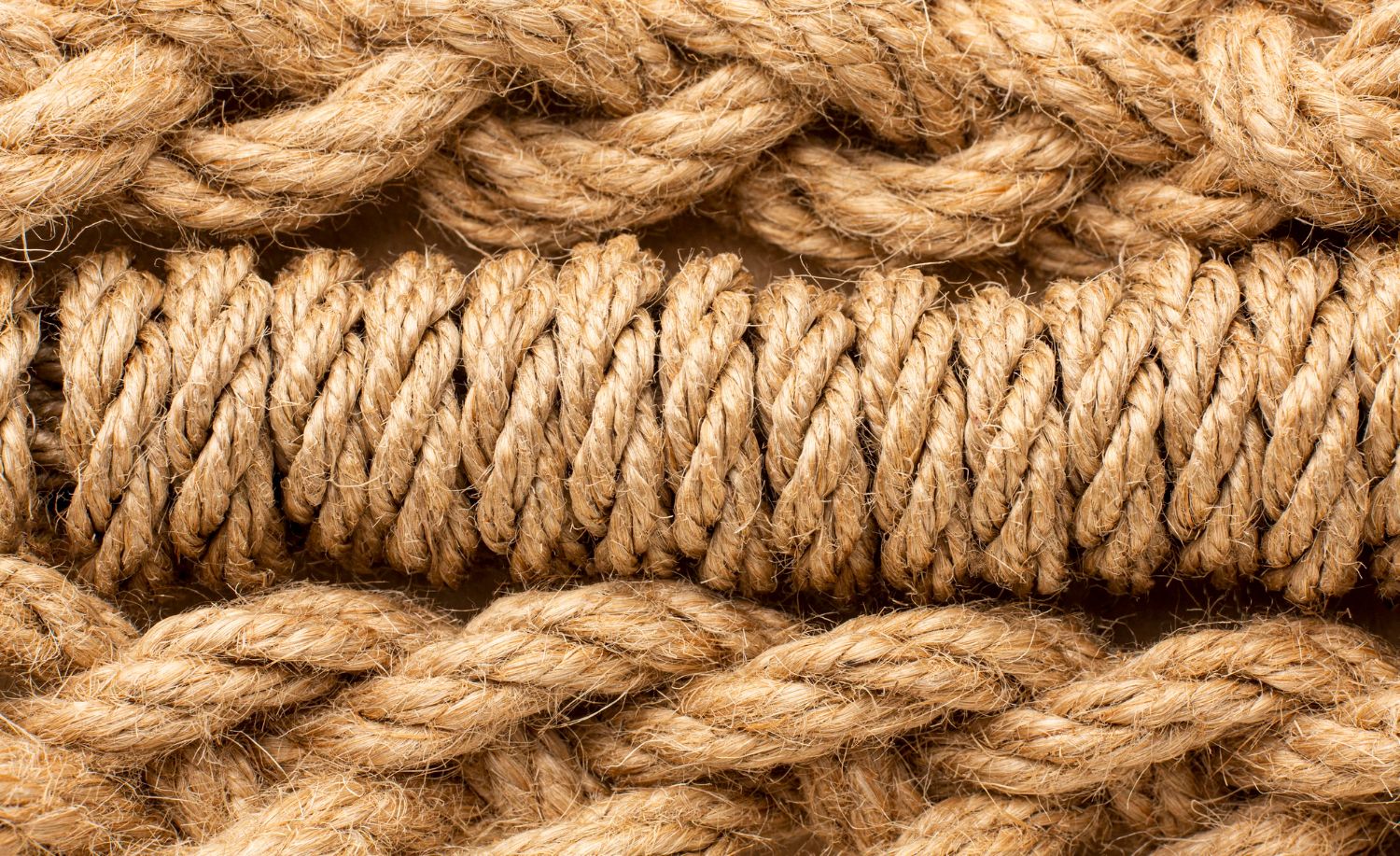 Primer plano de una cuerda marrón con patrones texturizados y trenzados.