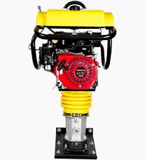 Compactador de placas a gas de color rojo y amarillo con mango y base de color negro, utilizado para compactar tierra.