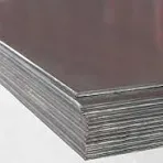 Pila de láminas de metal, de color gris plateado, apiladas sobre una superficie blanca.