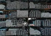 Tubos cuadrados de metal de diferentes tamaños se apilan en los estantes.