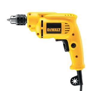Taladro eléctrico DeWalt amarillo sobre fondo blanco.