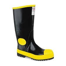 Bota de lluvia negra y amarilla con acabado brillante y puntera amarilla sobre fondo blanco.
