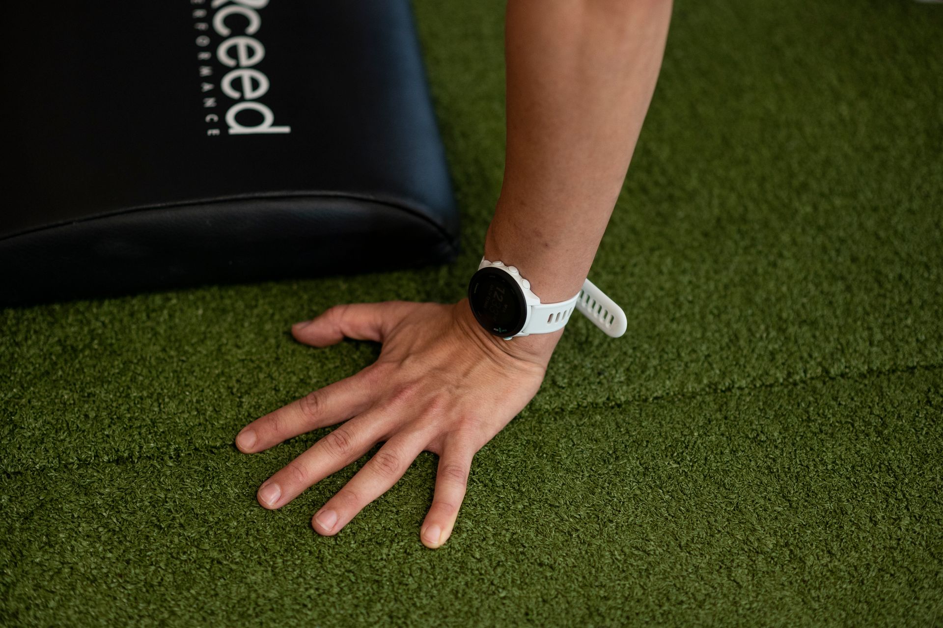 correzione tecnica durante allenamento crossfit con coach presente