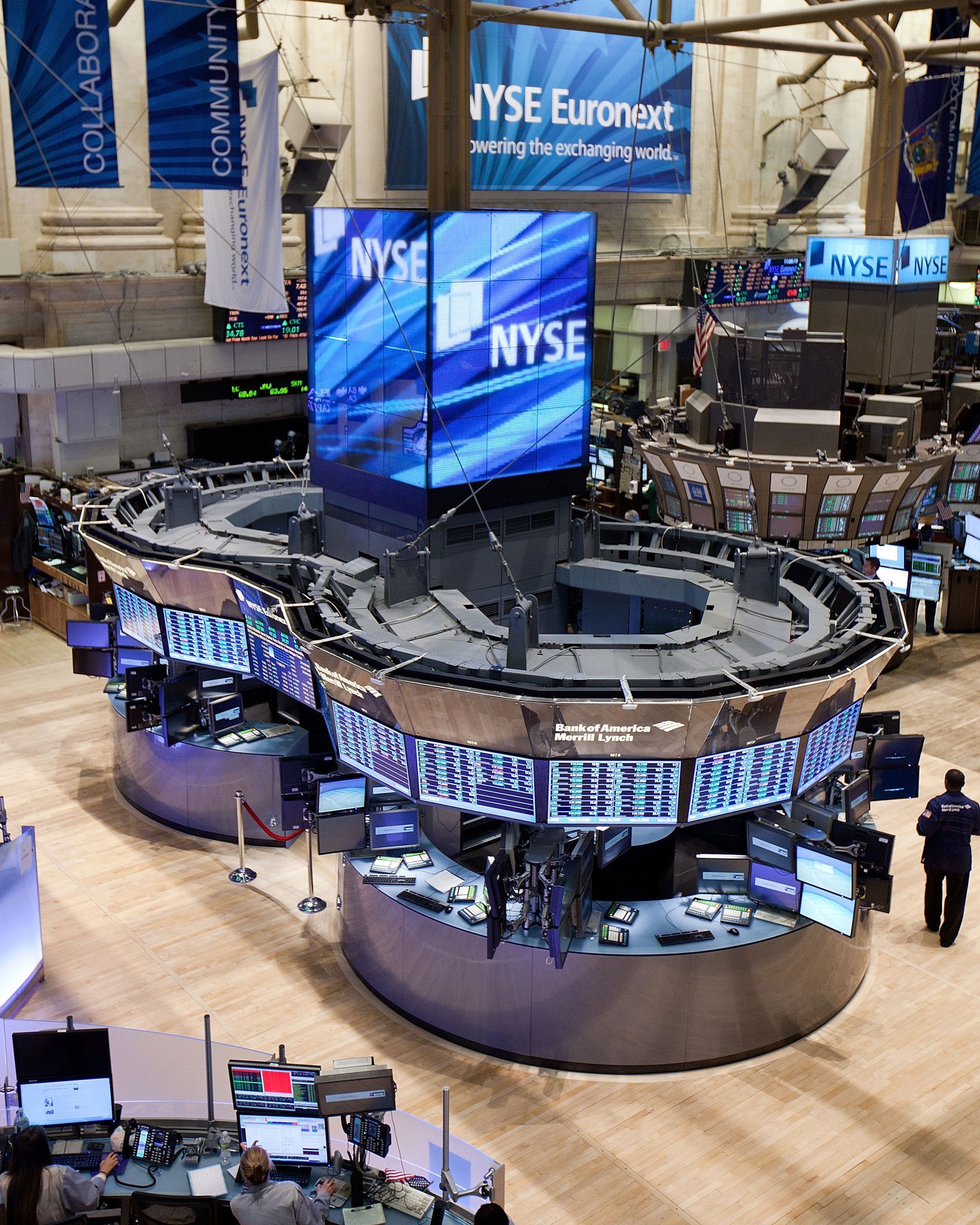 World’s Largest Stock Exchange The New York Stock Exchange sets world