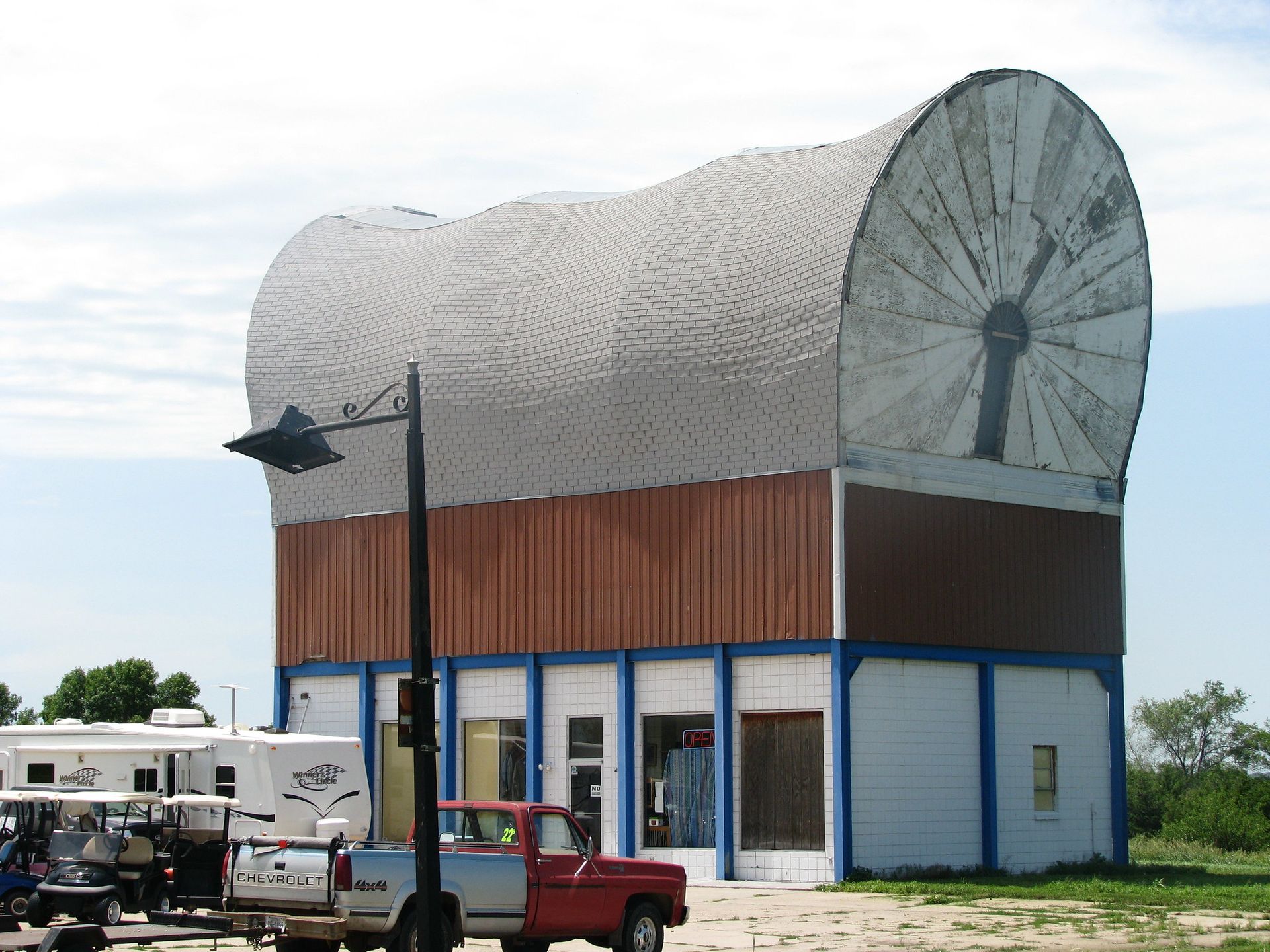 World's first covered wagon-shaped gas station, world record in