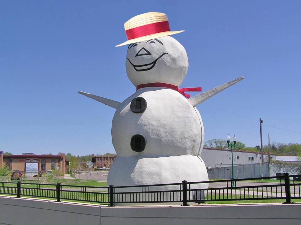 Snow Man - S  World's Largest Stucco Snowman, world record in North St