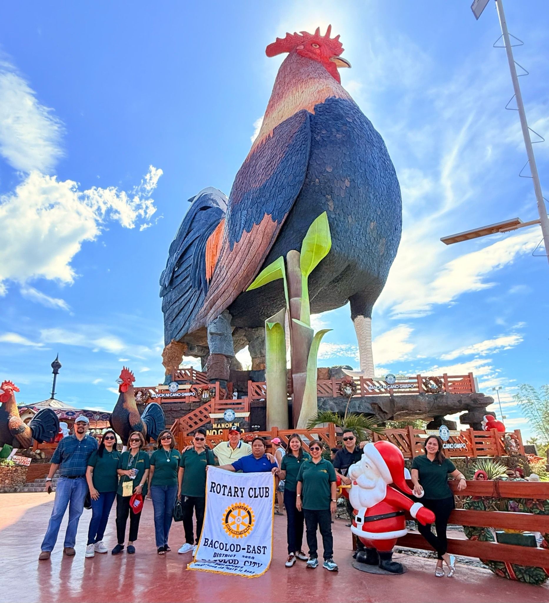 Largest building in the shape of a chicken, world record in Philippines