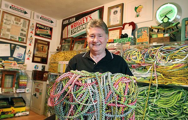 Longest gum wrapper chain, world record set by Gary Duschl