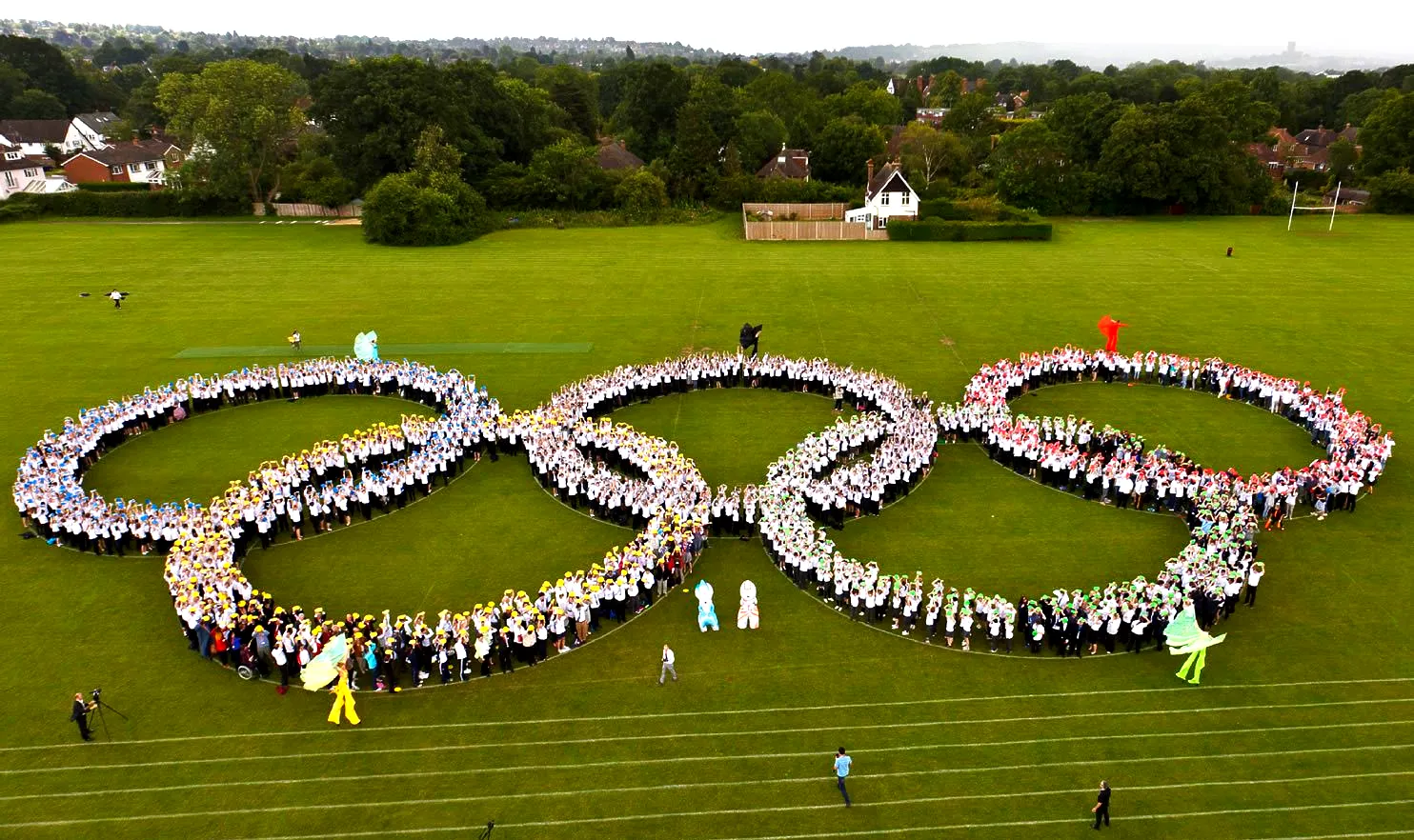 Largest Human Olympic Rings: UK school kids sets world record (Video) Largest Human Olympic Rings: UK school kids sets world record (Video)