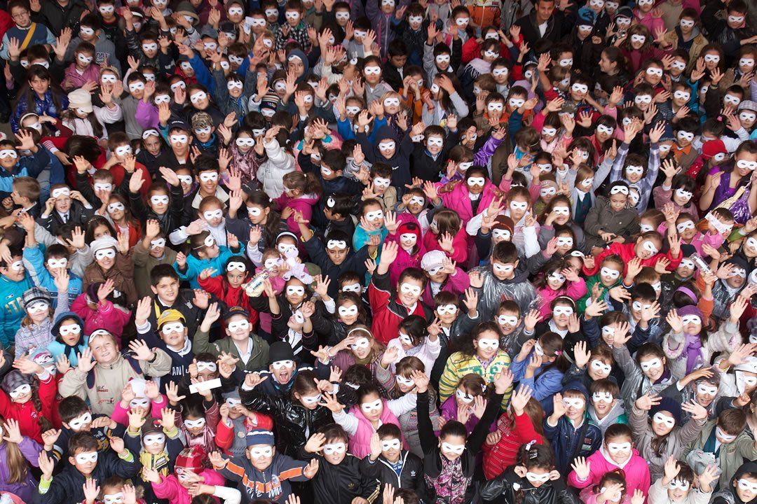  Most Children Smiling In a Photo: Romanian Child Helpline sets world record (Video)