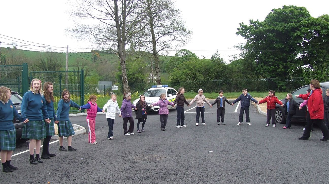 Largest Ring a Ring O' Rosie: Irish school students breaks world record (PICS & Video) 
