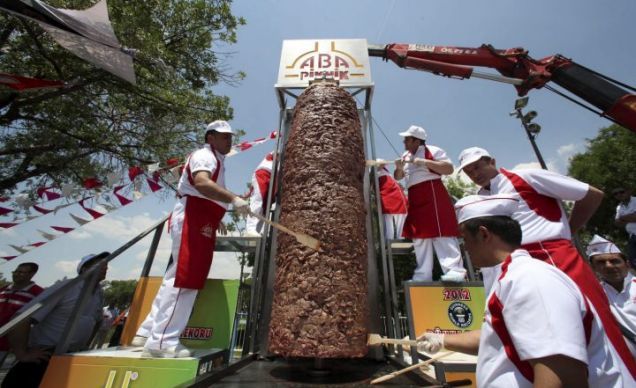 Largest doner kebab: One Tonne Doner Kebab Breaks World Record (VIDEO)
