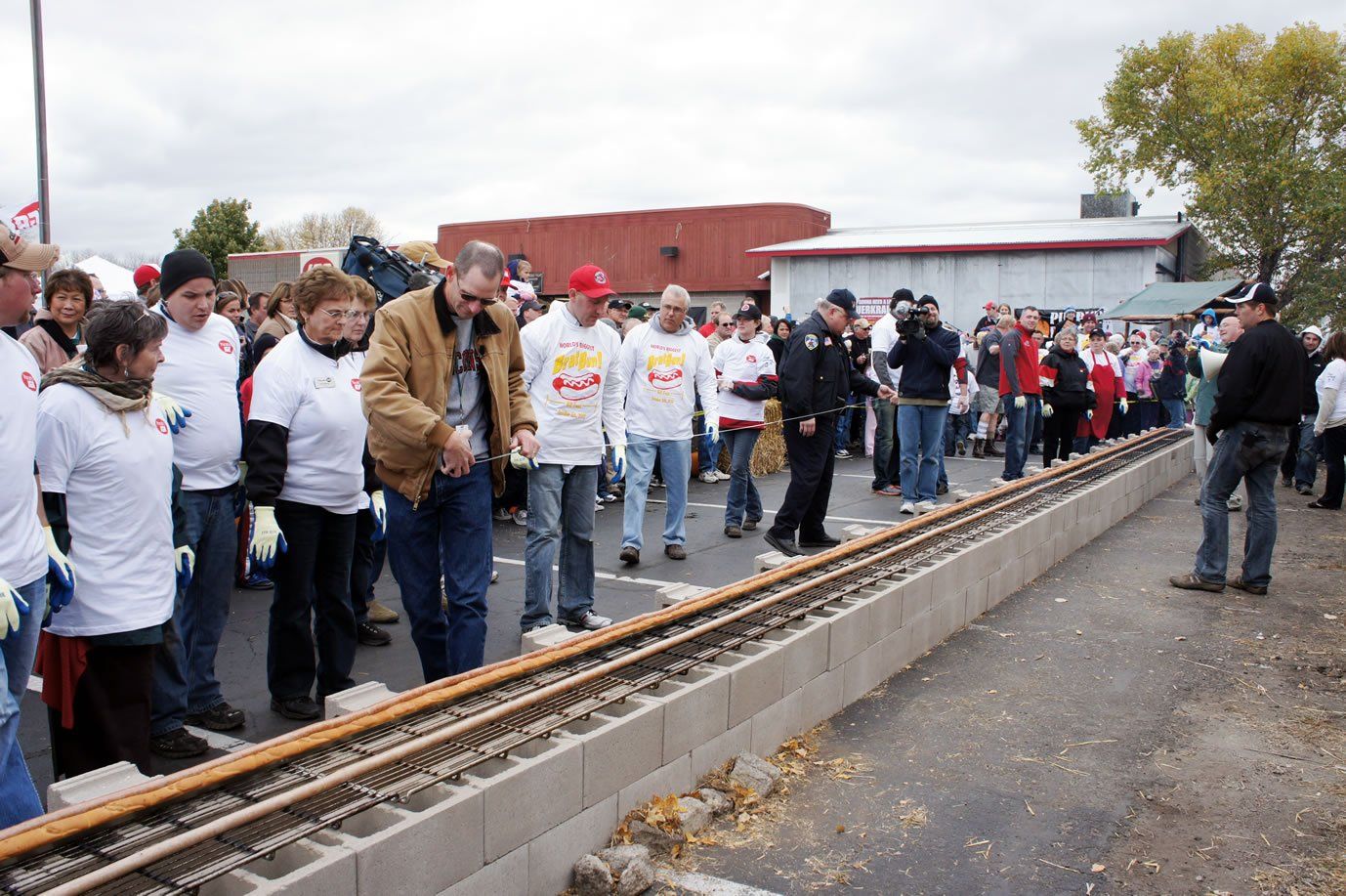 Longest Bratwurst and Bun: Prescott grocery store sets world record (VIDEO)