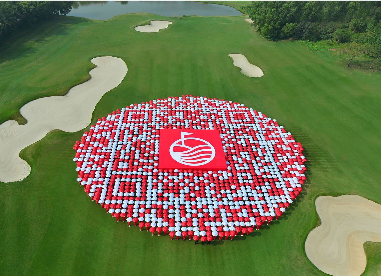 Largest Human QR Code: Mission Hills China sets world record (VIDEO)