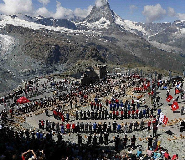 Largest alphorn concert: Swiss horn players 