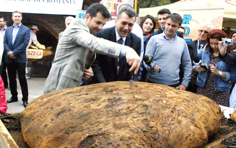 Largest Rustic Potato Bread: Bucharest Agricultural Fair sets world record (VIDEO)