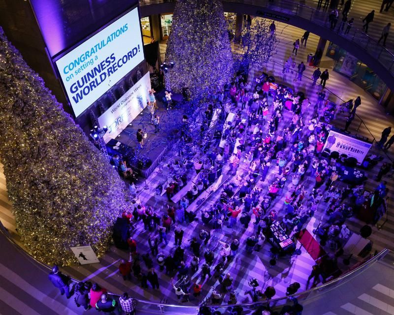 Most people tying their shoes simultaneously: Mall of America breaks Guinness World Records record (VIDEO)
