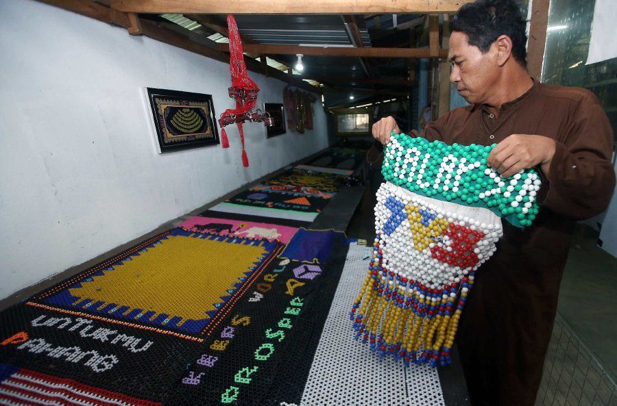 Longest Beaded Art: world record set in Malaysia (VIDEO)
   