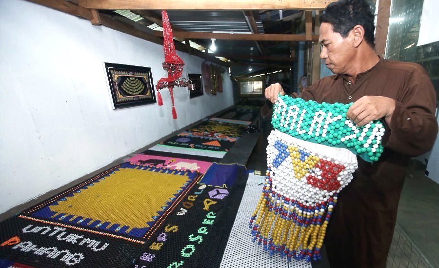 Ab Majid Ab Rahman: Longest Beaded Art WORLD RECORD