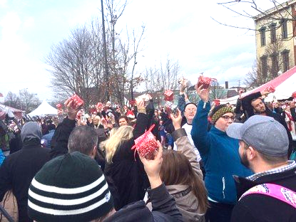 Most people wrapping gifts simultaneously: world record set by The city of Portsmouth