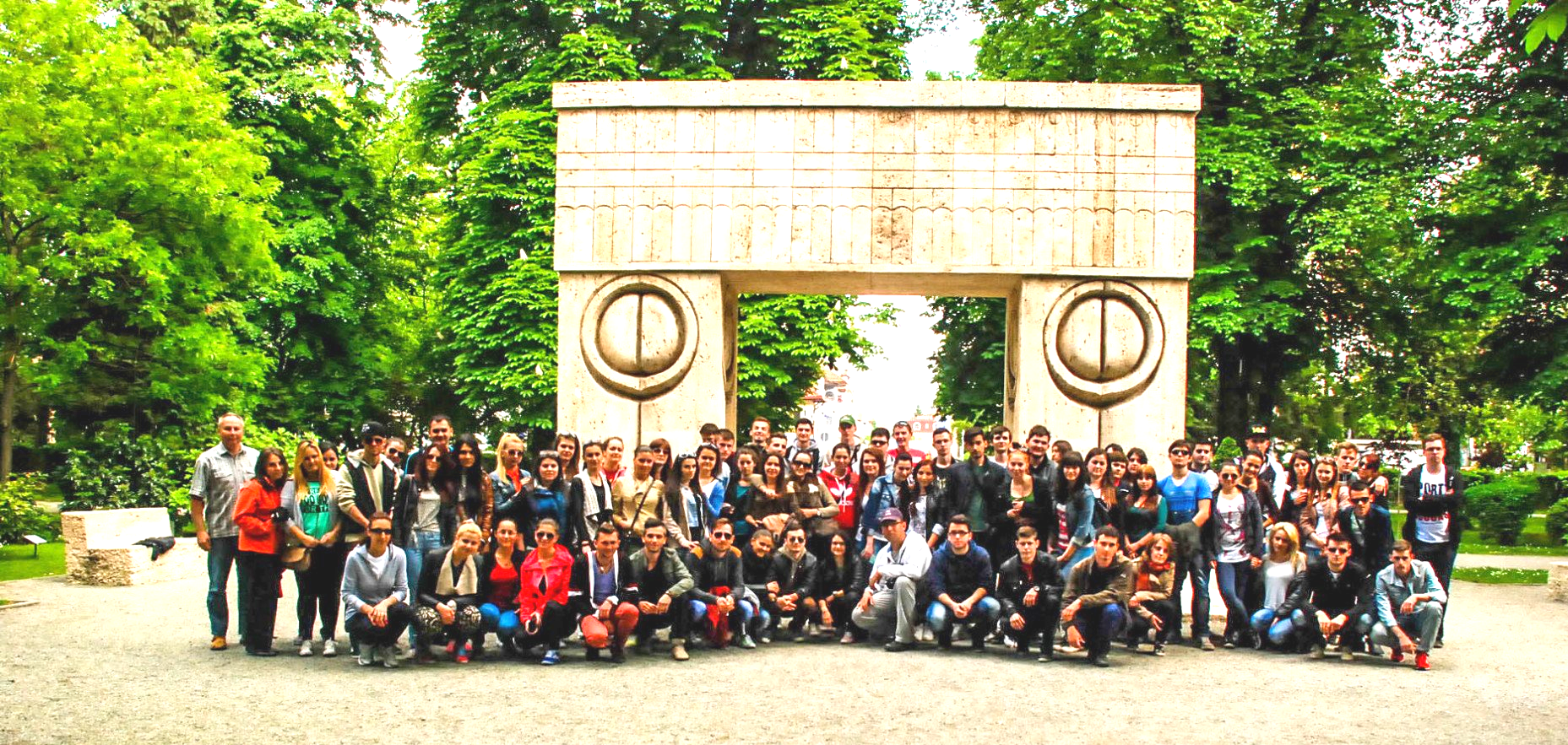Largest monument to the kiss: The Gate Of The Kiss by Constantin Brancusi sets world record Largest monument to the kiss: The Gate Of The Kiss by Constantin Brancusi sets world record