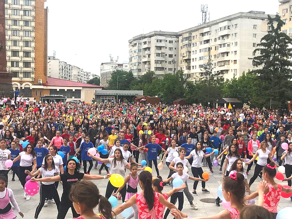 Largest Workout Flashmob: world record set by Romanian schoolchildren. Photo: Ziarul de Vrancea