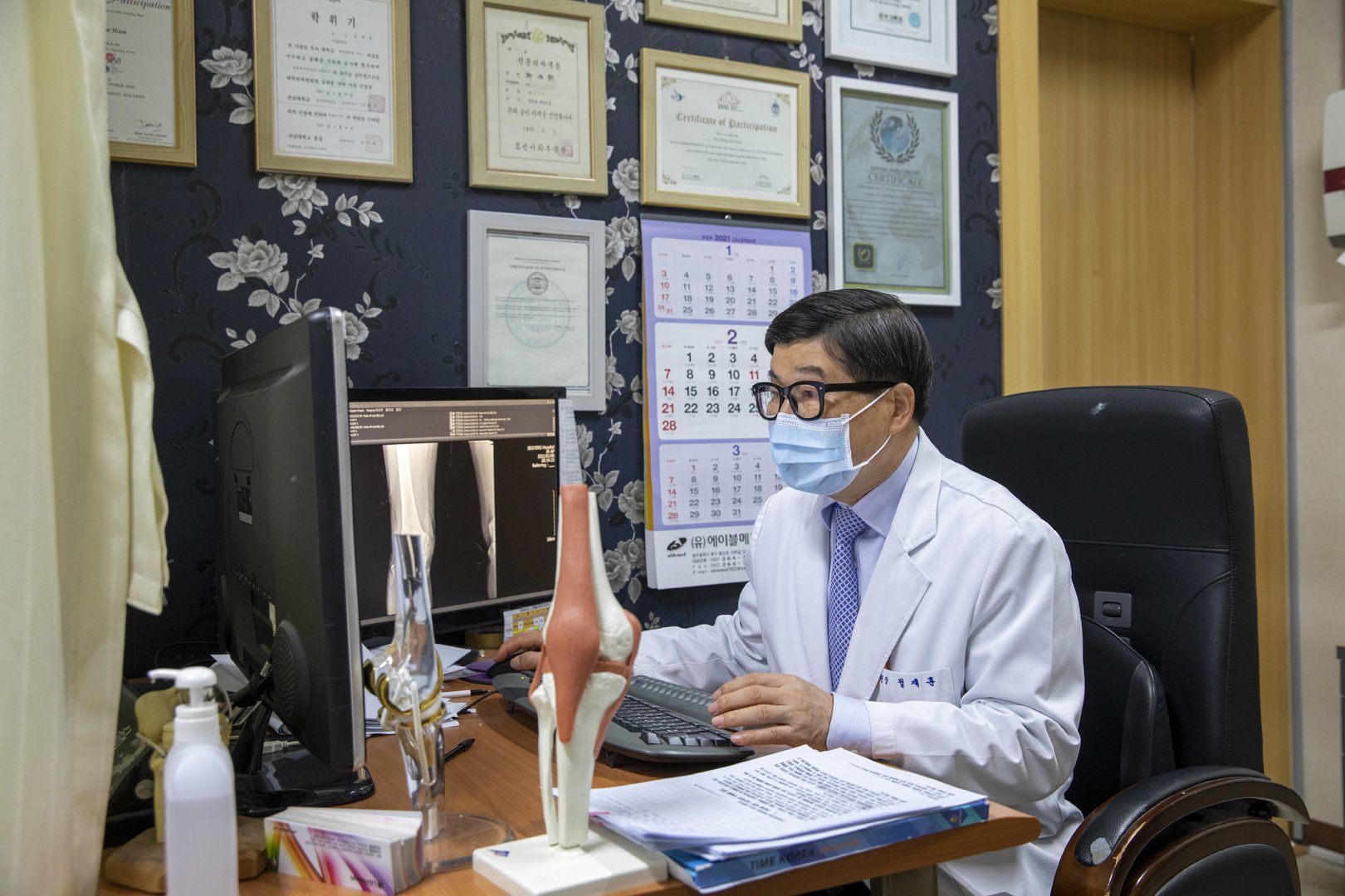 Most Total Knee Replacements performed with Minimal Invasive Surgery: Dr. Jae Hoon Chung sets world