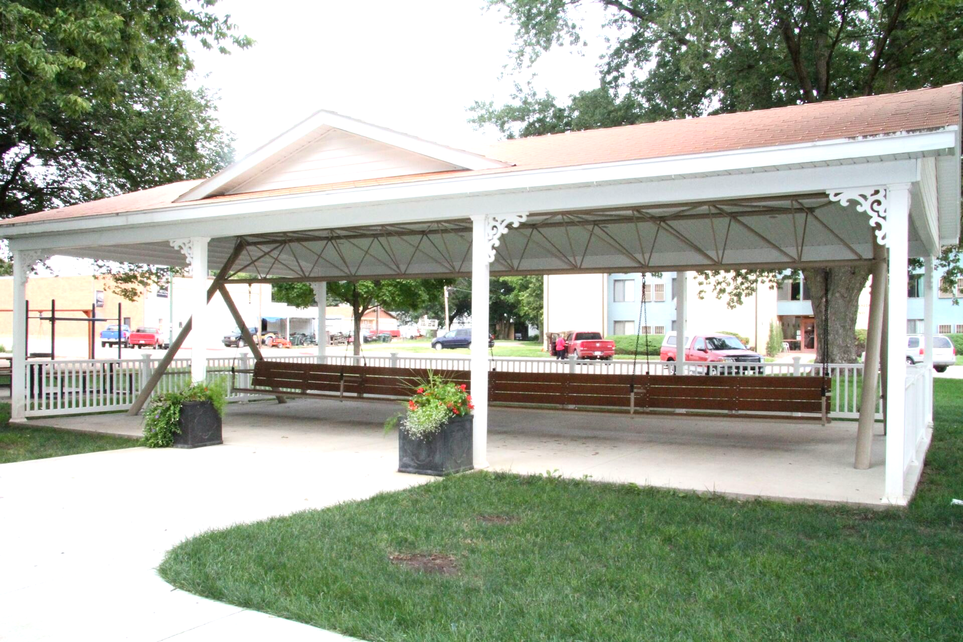 World's Largest Covered Porch Swing: Hebron, Nebraska sets world record