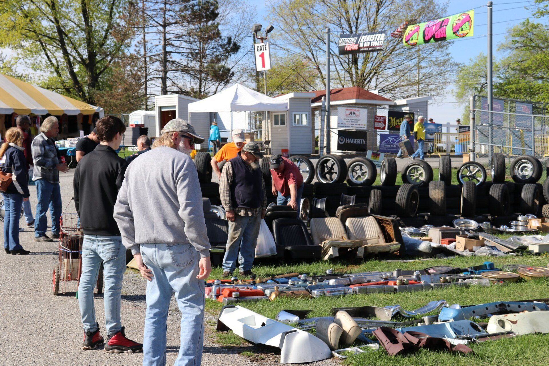 World's largest automotive flea market: Carlisle, PA, sets world record